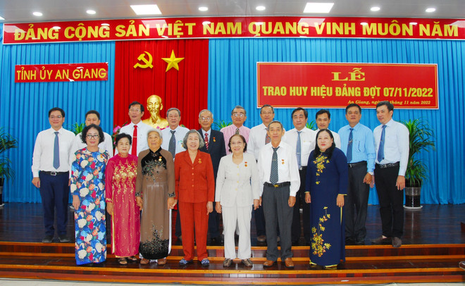An Giang: Trao Huy hiệu Đảng cho 9 đảng viên từ 50 năm tuổi Đảng ảnh 2