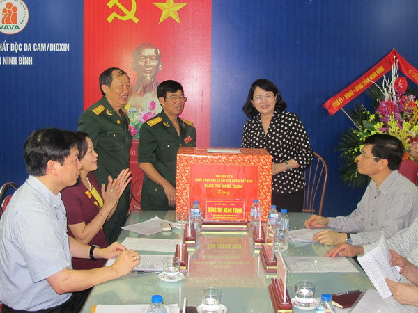 Trao quà tặng nạn nhân chất độc da cam/dioxin tại Ninh Bình ảnh 1