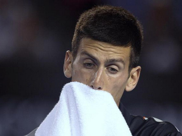 Djokovic không giấu được sự thất vọng. (Nguồn: AP) Sốc nặng ở Australian Open: Wawrinka hạ bệ Djokovic! ảnh 2