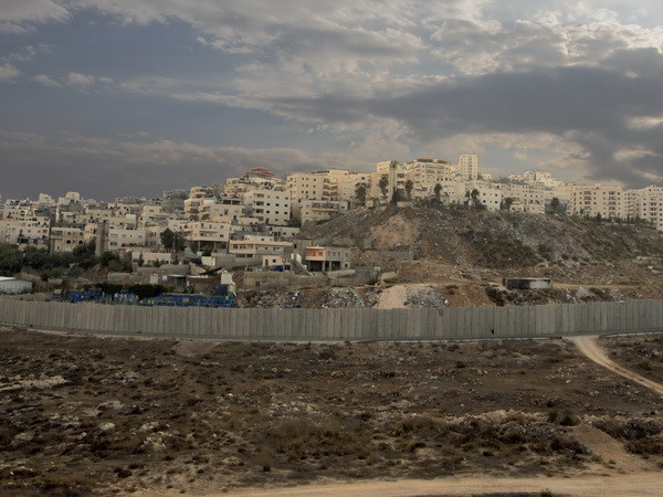 Khu hàng rào gây tranh cãi của Israel bao quanh Ras Khamis, khu vực lân cận Đông Jerusalem ngày 12/11. (Nguồn: AFP/TTXVN) Israel phê chuẩn kế hoạch xây mới hàng trăm nhà định cư ảnh 1