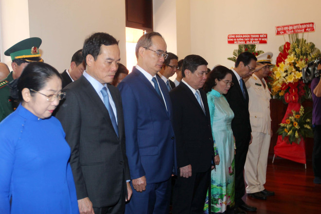 Thành phố Hồ Chí Minh dâng hương tưởng niệm Chủ tịch Hồ Chí Minh ảnh 8