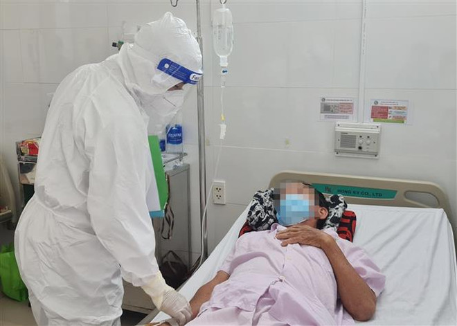 Nhóm người có bệnh lý nền, phụ nữ mang thai, người suy giảm miễn dịch có nguy cơ tăng nặng hơn khi mắc COVID-19. (Ảnh: Đinh Hằng/TTXVN) Ngày 6/5: Số ca mắc COVID-19 giảm xuống còn 2.804 ca ảnh 1