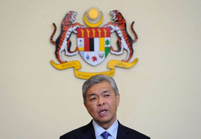 Phó Thủ tướng, Bộ trưởng Bộ Nội vụ Malaysia Ahmad Zahid Hamidi tại một cuộc họp báo ở Putrajaya ngày 28/7. (Nguồn: THX/TTXVN) Malaysia bác cáo buộc cho 700.000 người Trung Quốc nhập tịch ảnh 1