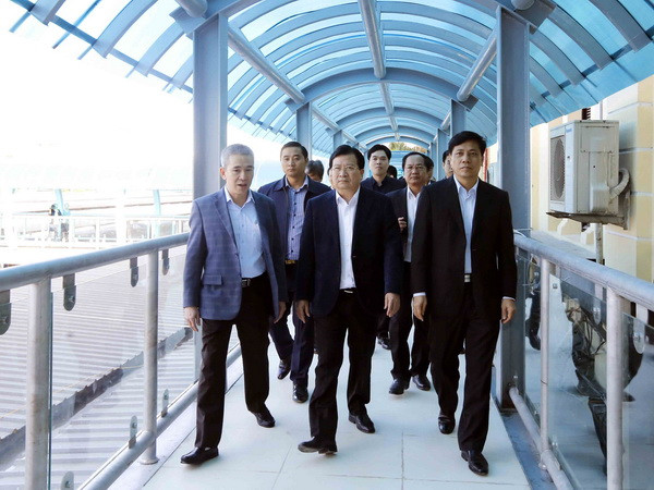 Phó Thủ tướng Trịnh Đình Dũng kiểm tra hệ thống cơ sở hạ tầng đường sắt tại ga Hà Nội. (Ảnh: An Đăng/TTXVN) Tăng cường khắc phục các nút thắt về kết cấu hạ tầng đường sắt ảnh 1