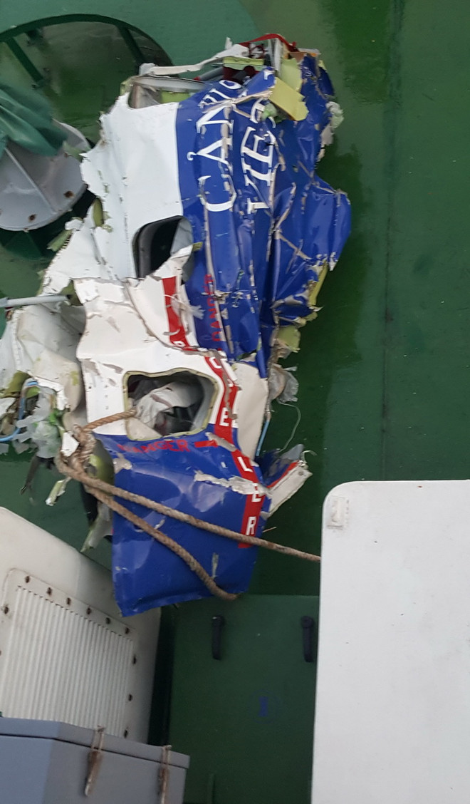 Các vật thể, mảnh vỡ của máy bay CaSa-212 thu được trên biển ảnh 3