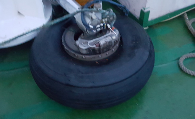 Các vật thể, mảnh vỡ của máy bay CaSa-212 thu được trên biển ảnh 1