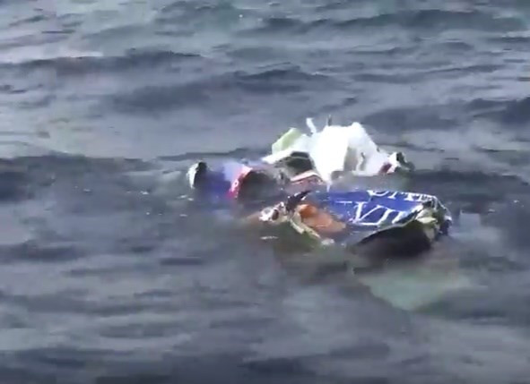 [Video] Trục vớt mảnh vỡ của máy bay CASA-212 bị rơi xuống biển ảnh 1