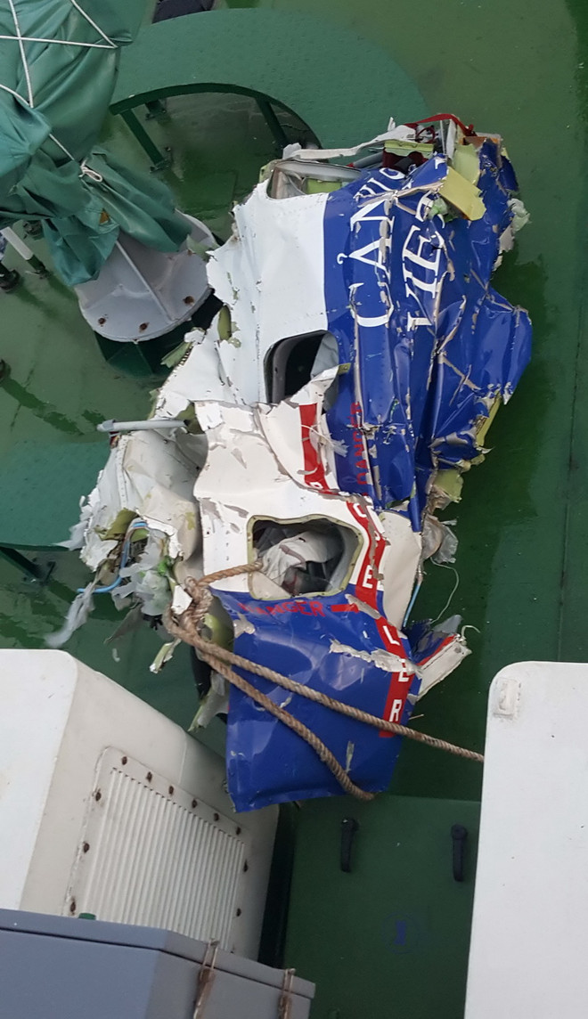 Các vật thể, mảnh vỡ của máy bay CaSa-212 thu được trên biển ảnh 4