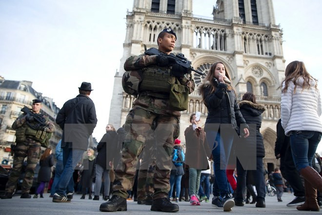 Cảnh sát Pháp tuần tra bên ngoài Nhà thờ Notre Dame de Paris ở thủ đô Paris. (Nguồn: AFP/TTXVN) Pháp gia hạn tình trạng khẩn cấp nhằm đảo bảo an ninh cho Euro 2016 ảnh 1