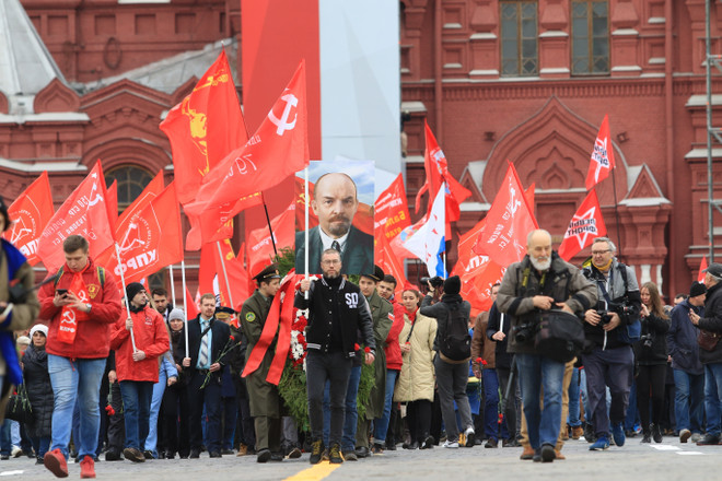 Dâng hoa tưởng nhớ Lãnh tụ Vladimir Ilich Lenin tại Nga ảnh 1