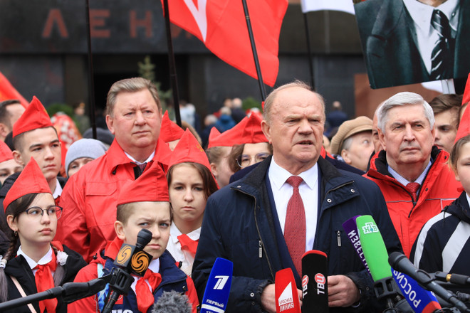 Dâng hoa tưởng nhớ Lãnh tụ Vladimir Ilich Lenin tại Nga ảnh 2