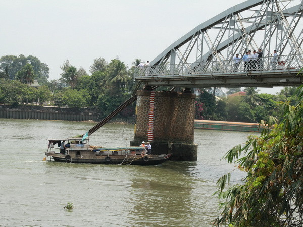 Giây phút khẩn cấp của những người ngăn tàu trong vụ sập cầu Ghềnh ảnh 1