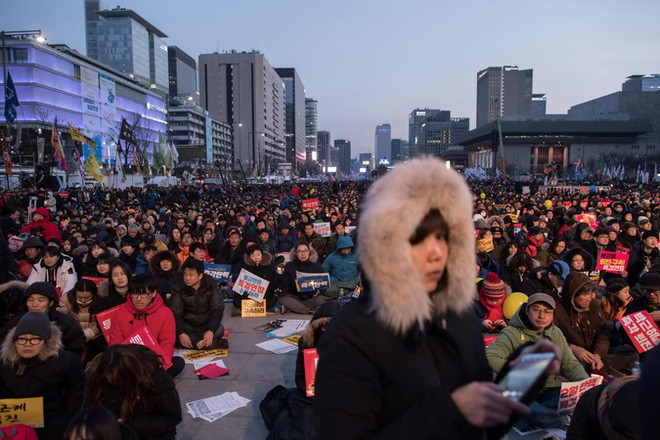 Người dân Hàn Quốc tiếp tục biểu tình phản đối bà Park Geun-hye ảnh 1