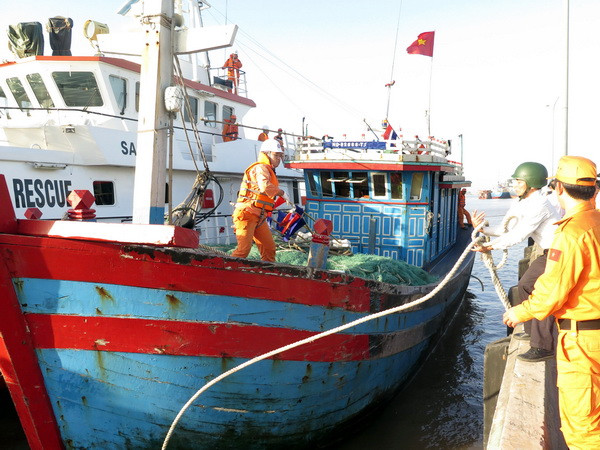 Kịp thời cứu các ngư dân bị sóng đánh chìm tàu ở Vịnh Bắc Bộ ảnh 1