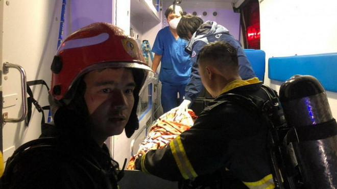 Hà Nội: Kịp thời giải cứu 3 bố con mắc kẹt trong đám cháy lớn ảnh 1