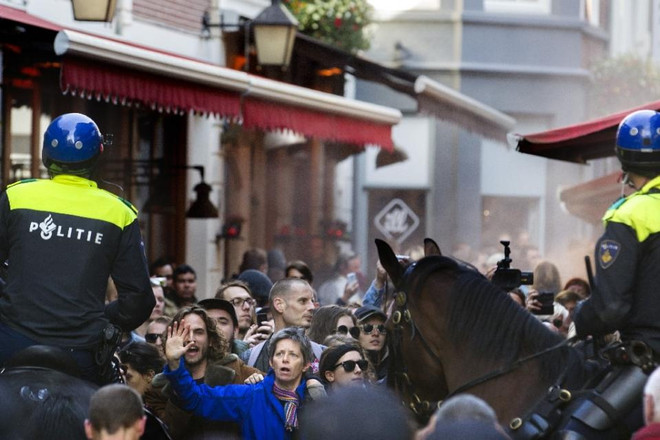 Hà Lan: Căng thẳng bùng phát, nơi ở cho người tị nạn bị tấn công ảnh 1