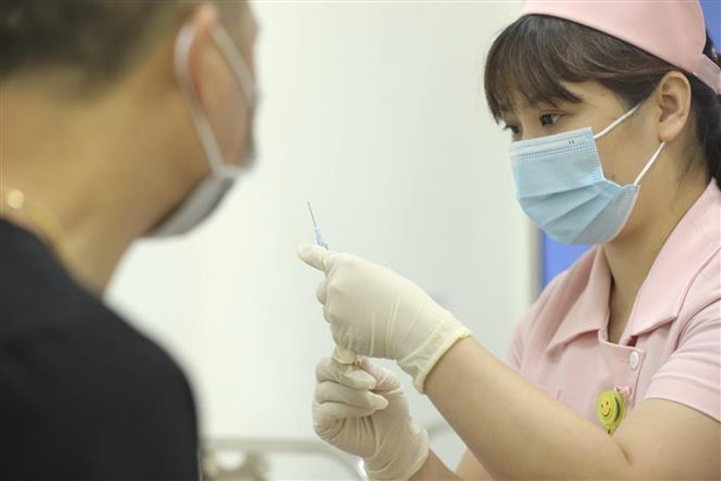 Tiêm vaccine COVIVAC cho 15 tình nguyện viên đợt hai. (Ảnh: Minh Quyết/TTXVN) Đẩy nhanh tiến độ sản xuất vaccine phòng COVID-19 trong nước ảnh 2