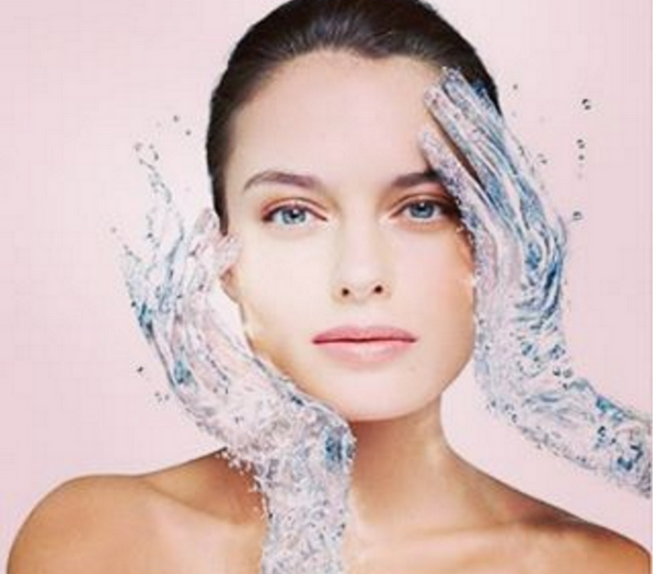 Cách chăm sóc sai lầm khiến da “mốc meo” trong mùa hanh khô ảnh 1