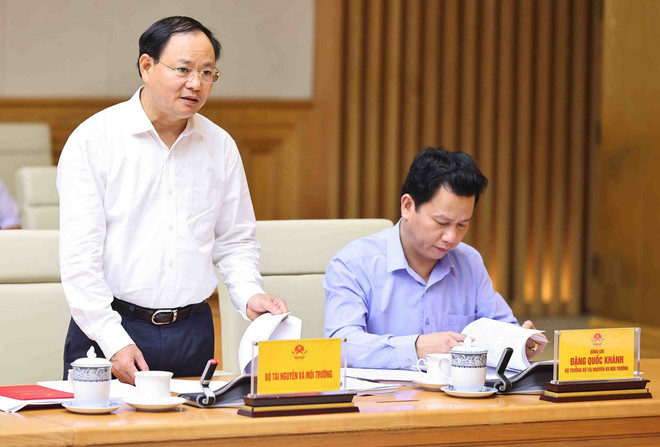 Thứ trưởng Bộ Tài nguyên và Môi trường Lê Minh Ngân báo cáo tại cuộc họp. (Ảnh: Minh Đức/TTXVN) TTXVN_1106Luatdatdai3.jpg