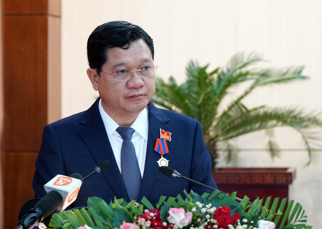 Bí thư, Tỉnh trưởng tỉnh Sekong Leklai Sivilay (phải) trao Huân chương Tự do hạng III cho Phó Chủ tịch Thường trực Hội đồng Nhân dân thành phố Đà Nẵng Trần Phước Sơn (trái). (Ảnh: Quốc Dũng/TTXVN) TTXVN_1106huanchuongtudo2.jpg
