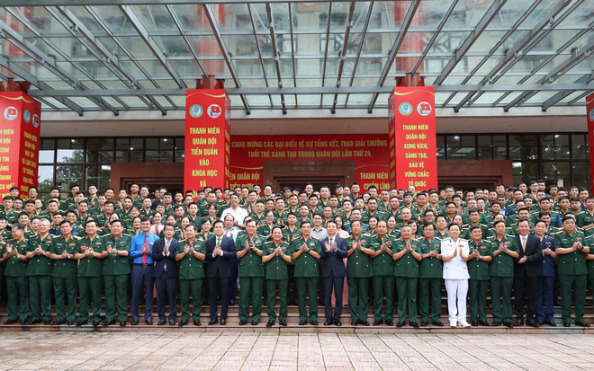 Bộ trưởng Quốc phòng Phan Văn Giang và Chủ nhiệm Tổng cục Chính trị Quân đội Nhân dân Việt Nam Trịnh Văn Quyết cùng các đại biểu tham dự buổi lễ. (Ảnh: Trọng Đức/ TTXVN) TTXVN_1106tuoitresangtao3.jpg