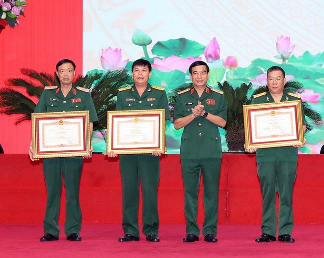 Đại tướng Phan Văn Giang, Bộ trưởng Bộ Quốc phòng trao Bằng khen của Thủ tướng Chính phủ cho 03 tập thể. (Ảnh: Trọng Đức/TTXVN) TTXVN_1106tuoitresangtao2.jpg