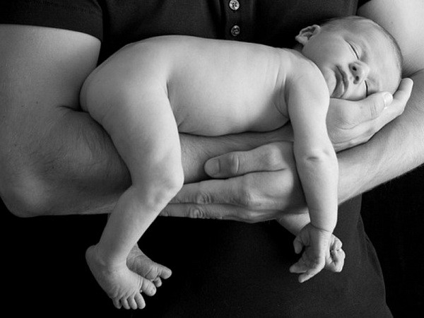 Tấm ảnh bé trai dễ thương "ị đùn" trên tay cha gây sốt ở Anh ảnh 1