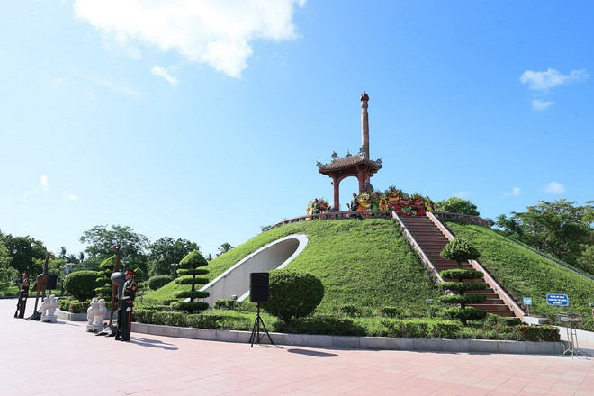 Đài tưởng niệm các Anh hùng Liệt sỹ trong Thành Cổ Quảng Trị. (Ảnh: Dương Giang/TTXVN) thanh co quang tri.jpg