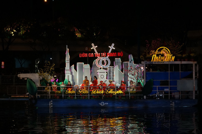 Đặc sắc chợ hoa Xuân "Trên bến dưới thuyền" tại Thành phố Hồ Chí Minh ảnh 2