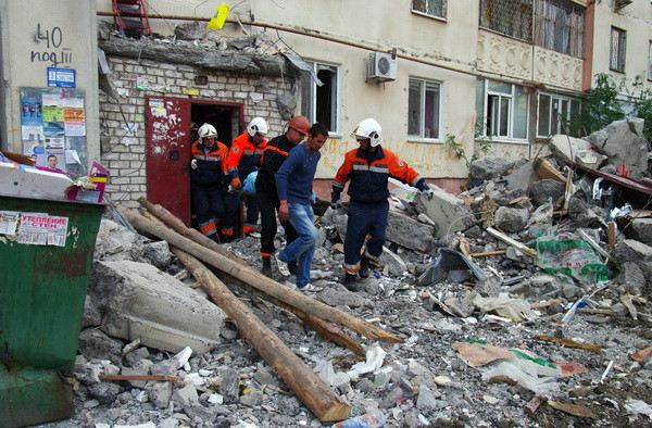 [Photo] Nổ tòa nhà chung cư ở Ukraine, 5 người thương vong ảnh 2