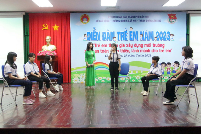 Tiểu phẩm của các em học sinh Cần Thơ về chủ đề bảo vệ trẻ em trên môi trường mạng. (Ảnh: Trung Kiên/ TTXVN) TTXVN_2706antoanmangtreem3.jpg