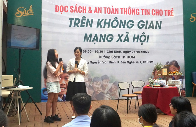 Chương trình giao lưu "Đọc sách và an toàn thông tin cho trẻ trên không gian mạng xã hội" được tổ chức tại Đường sách Thành phố Hồ Chí Minh. (Ảnh: Thu Hoài/TTXVN) TTXVN_2706antoanmangtreem2.jpg