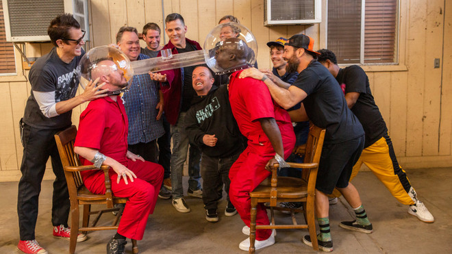 Phim hài "Jackass Forever" ăn khách vượt mặt bom tấn "Spider-Man" ảnh 1