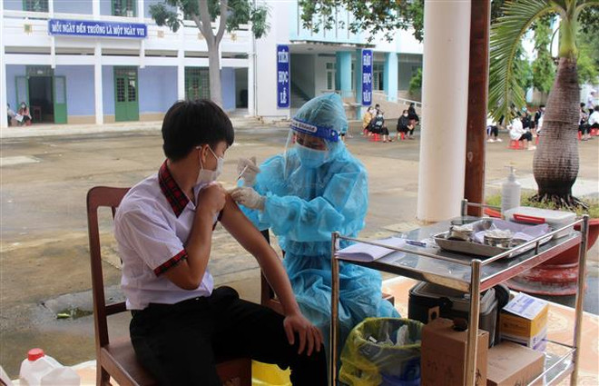 Ninh Thuận: Học sinh lớp 7-12 đã tiêm vaccine sẽ đi học trực tiếp ảnh 1