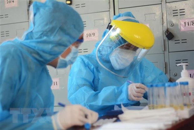 Các nhân viên y tế làm xét nghiệm SARS-CoV-2. (Ảnh: Văn Dũng/TTXVN) Các trường hợp F1 ở Phú Yên đều âm tính lần 1 với virus SARS-CoV-2 ảnh 1