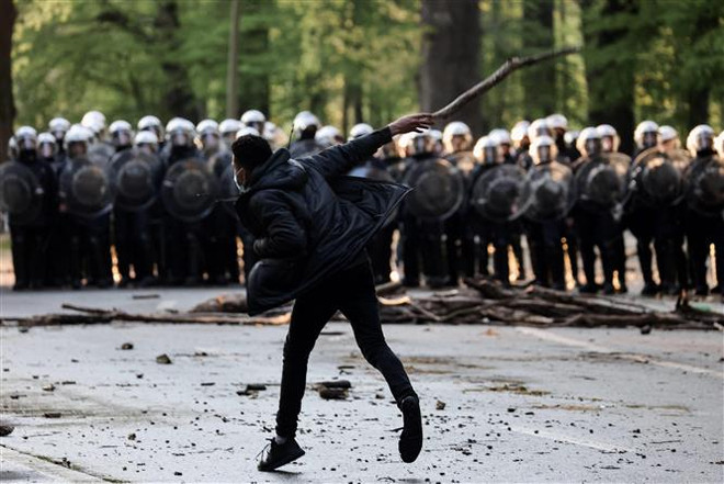 Bỉ: Bắt 70 người biểu tình bạo lực phản đối các biện pháp phòng dịch ảnh 1