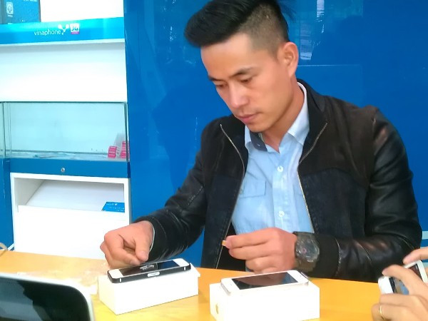 Đứng đợi từ nửa đêm để mua iPhone 5S chính hãng ảnh 3