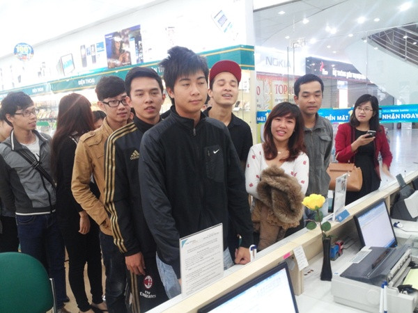 Đứng đợi từ nửa đêm để mua iPhone 5S chính hãng ảnh 1