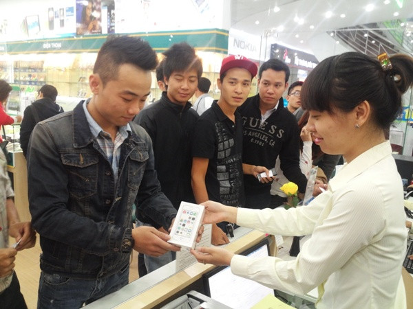 Đứng đợi từ nửa đêm để mua iPhone 5S chính hãng ảnh 2