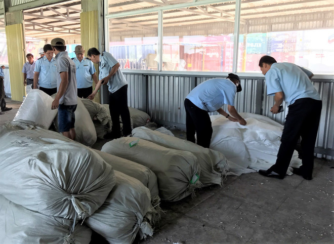 TP. HCM: Thu giữ 3 container hàng Trung Quốc mạo danh Made in Vietnam ảnh 1