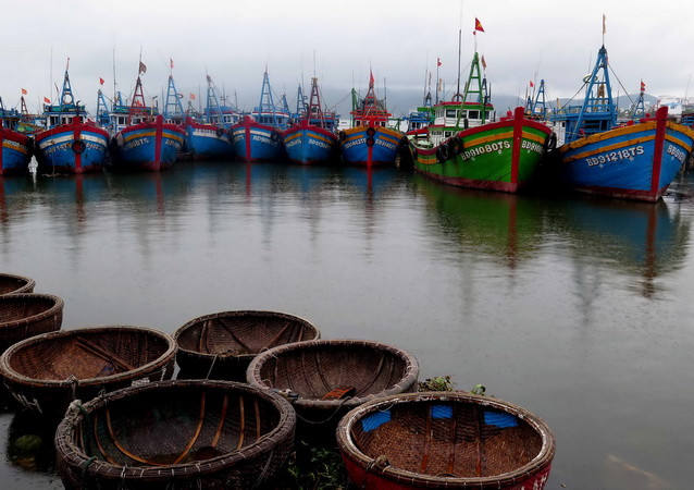 Tàu thuyền đang neo đậu tránh trú bão tại âu thuyền Đống Đa, Quy Nhơn, Bình Định. (Ảnh: Viết Ý/TTXVN) Các tỉnh miền Trung khẩn trương đối phó với cơn bão số 10 ảnh 1