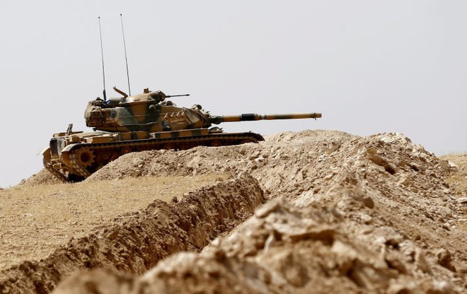 Binh sĩ Thổ Nhĩ Kỳ trong chiến dịch quân sự chống IS tại Gaziantep, khu vực biên giới với Syria, ngày 27/8. (Nguồn: AFP/TTXVN) Thổ Nhĩ Kỳ đưa thêm xe tăng và bộ binh áp sát biên giới Syria ảnh 1