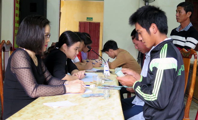Chi trả tiền bồi thường cho ngư dân miền Trung bị thiệt hại sau sự cố môi trường biển. (Ảnh: Công Tường/TTXVN) Bình Định: Sẽ hoàn thành bồi thường đợt 2 cho ngư dân trước Tết ảnh 1