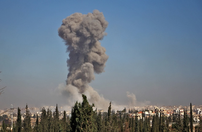 Khói bốc lên từ khu vực phía Tây Nam Aleppo khi quân nổi dậy tìm cách phá vòng vây của lực lượng Chính phủ Syria ngày 3/11. (Nguồn: AFP/TTXVN) Chính phủ Syria cáo buộc phiến quân "đầu độc" nguồn nước ảnh 1