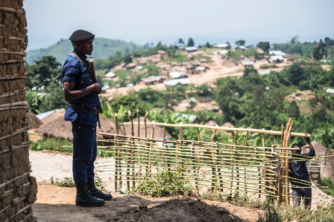 Cảnh sát Congo gác tại làng Buleusa. (Nguồn: AFP/TTXVN) 22 dân thường thiệt mạng trong vụ thảm sát mới nhất ở Congo ảnh 1