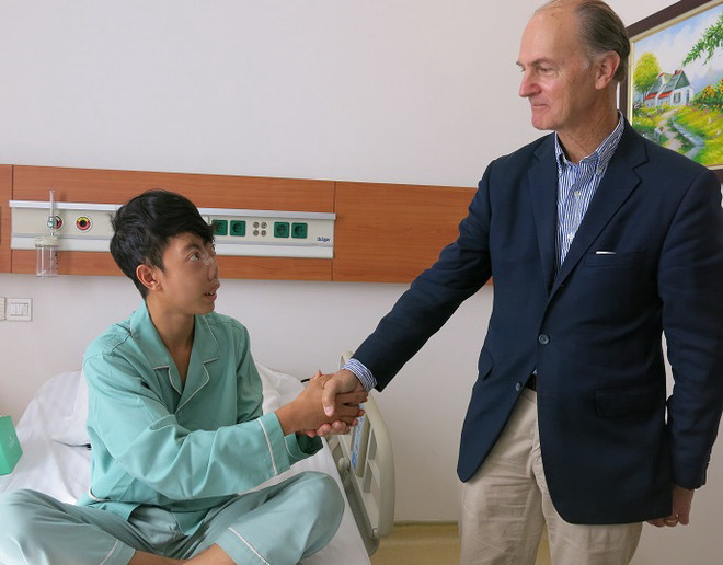 Nghị lực của Tuấn đã thuyết phục giáo sư Mc Kinnon kiên trì 4 lần quay trở lại Vinmec làm những gì tốt nhất cho em Giáo sư Mỹ mang điều kỳ diệu đến với cậu bé “không có mặt” ảnh 3