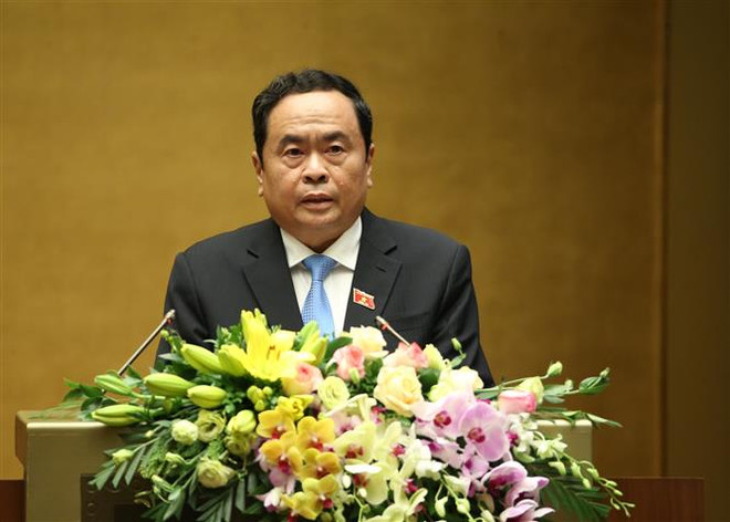 Chủ tịch Ủy ban Trung ương Mặt trận Tổ quốc Việt Nam Trần Thanh Mẫn trình bày Báo cáo tổng hợp ý kiến, kiến nghị của cử tri và Nhân dân gửi đến Kỳ họp thứ Tám, Quốc hội khóa XIV. (Ảnh: Dương Giang/TTXVN) Họp Quốc hội khóa XIV: Kiến nghị sớm giải quyết 5 nhóm vấn đề lớn ảnh 1
