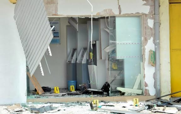 Nhóm cướp táo tợn dùng thuốc nổ để phá máy ATM lấy tiền ảnh 1