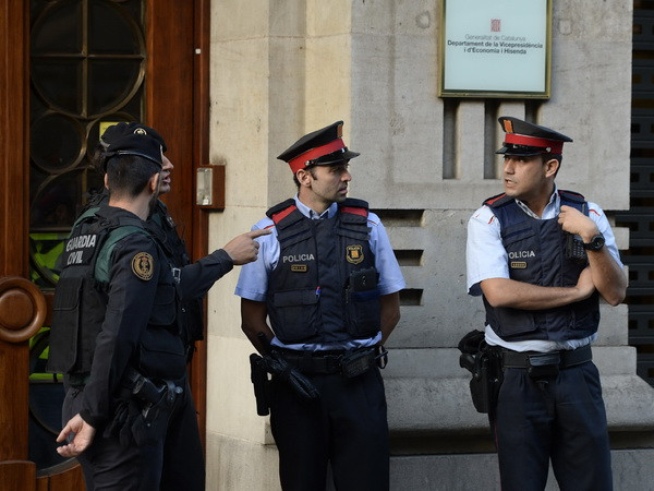 Tây Ban Nha thu giữ 6 triệu lá phiếu trưng cầu của Catalonia ảnh 1