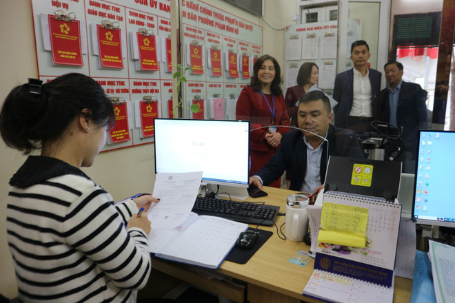 Cán bộ bộ phận "một cửa" giải quyết thủ tục hành chính cho công dân trong ngày 6 Tết. (Ảnh: Mạnh Khánh/TTXVN) ttxvn_bo phan mot cua.jpg